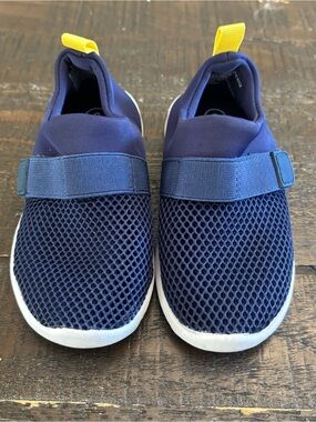 Like New Cat & Jack Toddler Austen Water Sneakers, Navy size 8